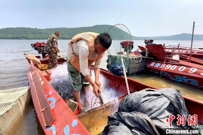 角子機:中俄兩大界江禁漁期結束 漁民撒下第一網